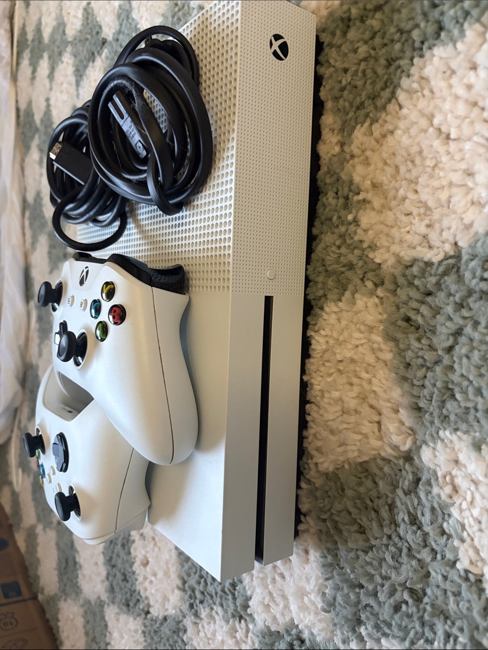 Microsoft Xbox One S Console Bundle in White with 2 Controllers - Picture 4 of 4
